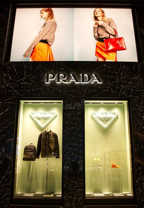 VIeni con noi nel negozio Prada in Galleria Cavour a Bologna per 